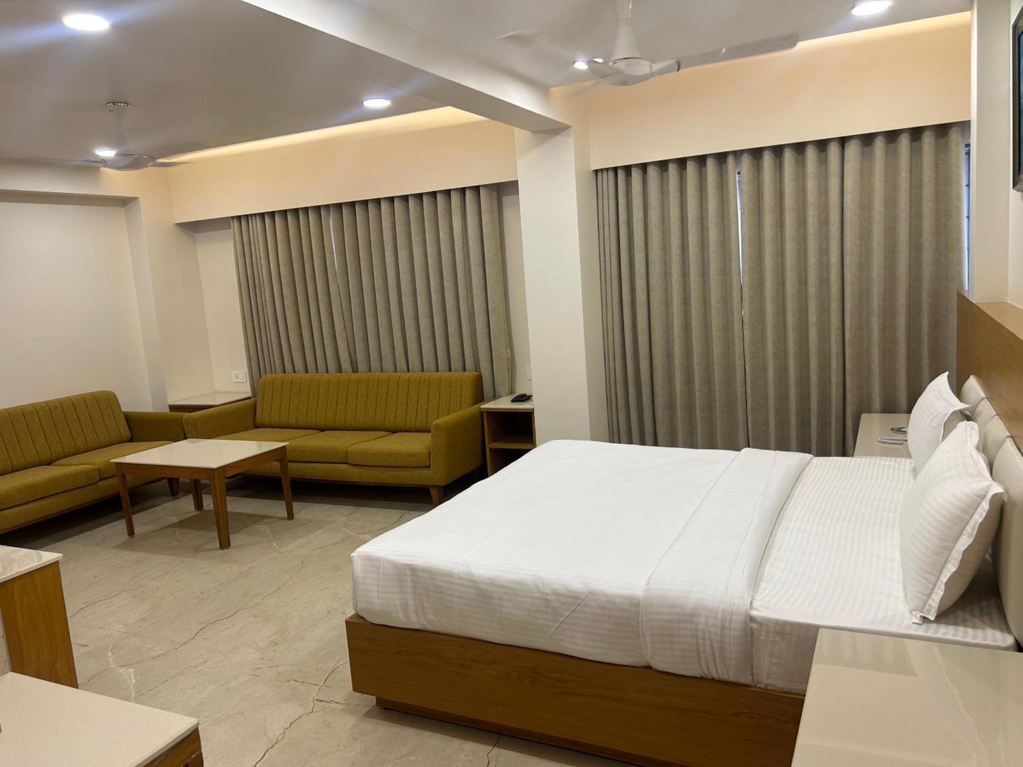 Hotel Flourish International Ahmedabad Exterior photo